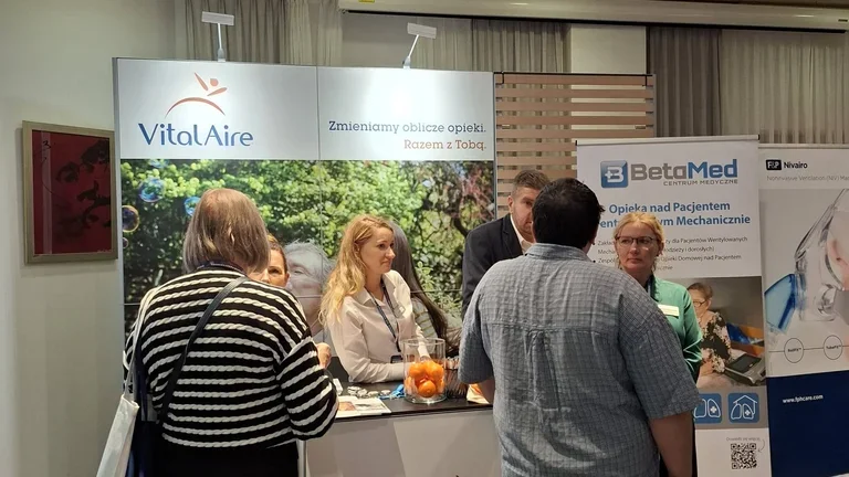 VitalAire i BetaMed podczas konferencji Niewydolność Oddychania w Bydgoszczy, na której firmy miały wystawione swoje stoisko. Na zdjęciu widać toczące się rozmowy z personelem medycznym.