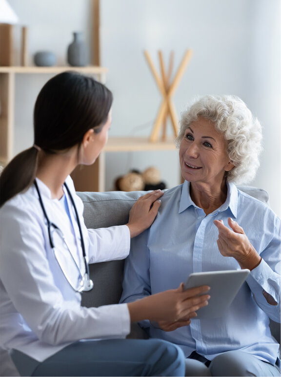 Starszy mężczyzna z maską na twarzy czyta książkę