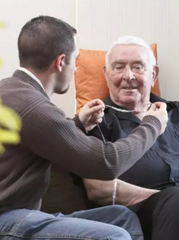 Mężczyzna korzysta z koncentratora tlenu