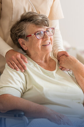 Pielęgniarka z podaje szklankę wody pacjentce w domu