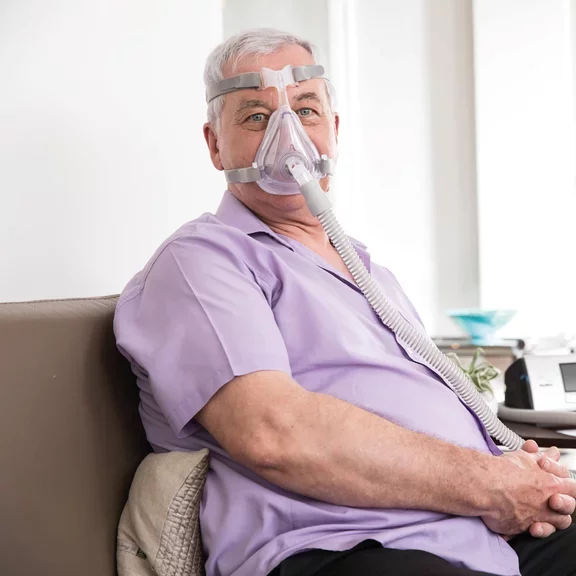 Starszy mężczyzna z maską na twarzy