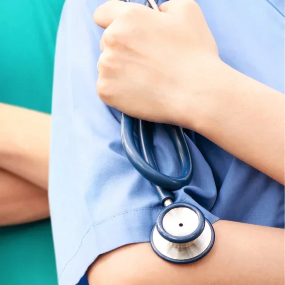 Stetoskop w rękach lekarza