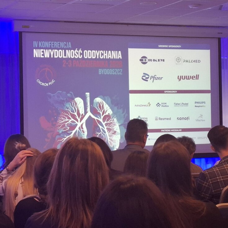 Na zdjęciu znajduję się prezentacja i sljd, który wita na IV edycji konferencji Niewydolności Oddychania w Bydgoszczy w sali konferencyjnej.
